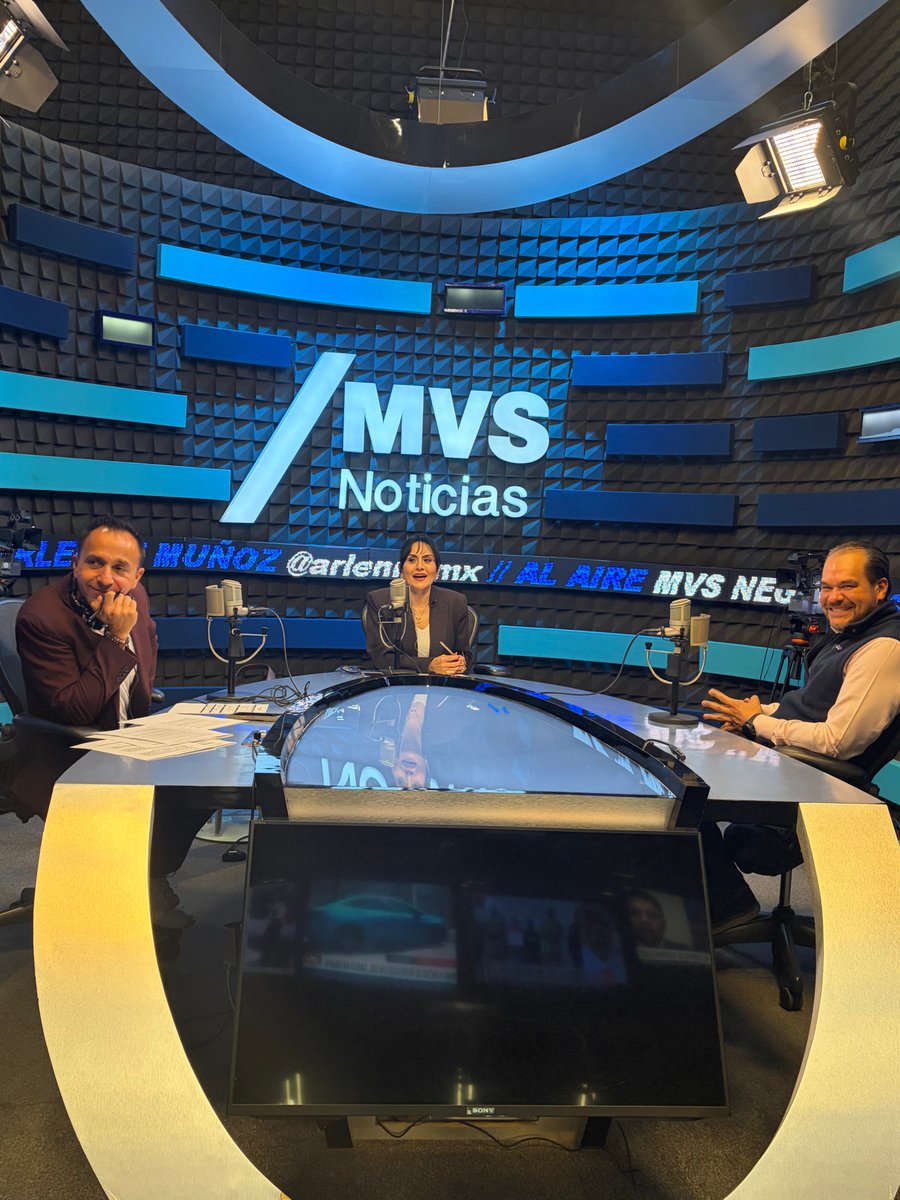 QuadrantMX's tweet photo. #ClientesQuadrant l Acompañamos al CEO de @CDC_Mex, Juan Manuel Ruiz Palmieri, a @MVSNoticias con @arlennemx, donde habló sobre el Consorcio de PLD y el papel de la inteligencia artificial en la prevención de riesgos financieros.

En #QuadrantMX celebramos la voz de la innovación https://t.co/CtCqU5UVGe