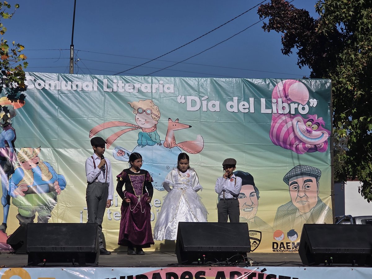 jelorca's tweet photo. Cerramos esta semana compartiendo con estudiantes y comunidades educativas en la 4ta feria Interprovincial del libro y la literatura en la comuna de #Requínoa. Juntas y juntos, fortalecemos la #EducaciónPública en nuestro territorio 👩🏻‍🦱👧🏻👨🏻👶🏻🧔🏻👩🏻🧒🏻 @EduPublicaCL @edu_vcachapoal https://t.co/SiCRgJEO10