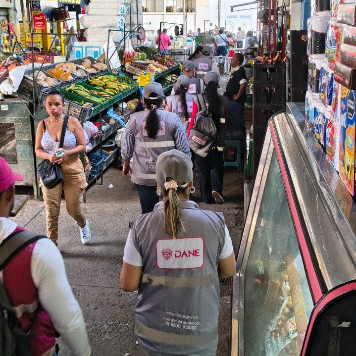 DANE_Colombia's tweet photo. 🪗���� Desde el corazón de la Capital Mundial del Vallenato, pusimos en marcha “El DANE se toma Valledupar”, recorriendo el mercado público y el centro de la ciudad para dialogar con comerciantes y ciudadanía sobre el valor de los datos en la vida diaria. 📊

🤝 Con esta jornada, fortalecimos la #CulturaEstadística, resolvimos inquietudes y promovimos la entrega de información veraz en operaciones como el SIPSA, clave para entender la dinámica económica del territorio.