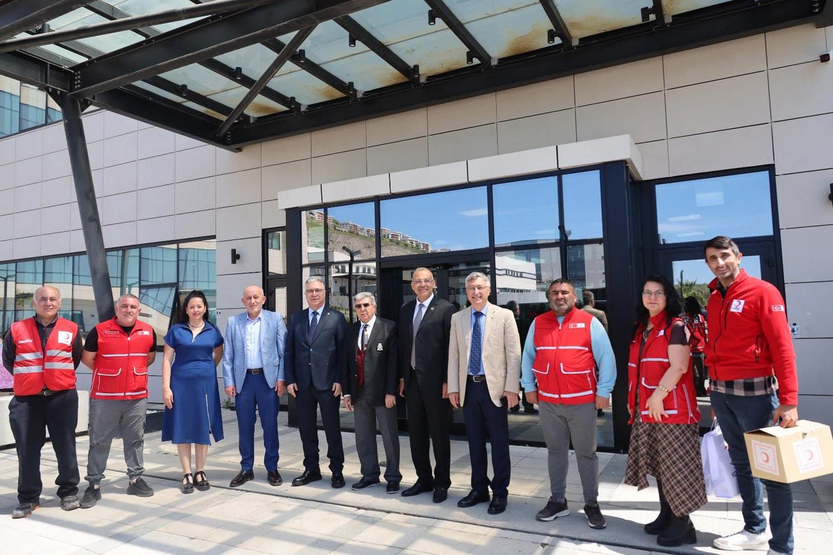 İzmir Şehir Hastanesi Başhekimi Prof. Dr. Yaprak Üstün ü ziyaret ettik. Misafirperverliğinden dolayı sayın hocamıza teşekkür ediyoruz. 🇹🇷🇹🇷🇹🇷