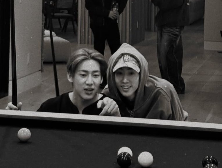 รูปนี้น่ารักมากเลย ร้องไห้ㅠㅠ น้องแบมโตแค่ไหนพออยู่ข้างพี่มาร์คก็ตุวจิ๋วอยู่ดี 🥹🫳🏻