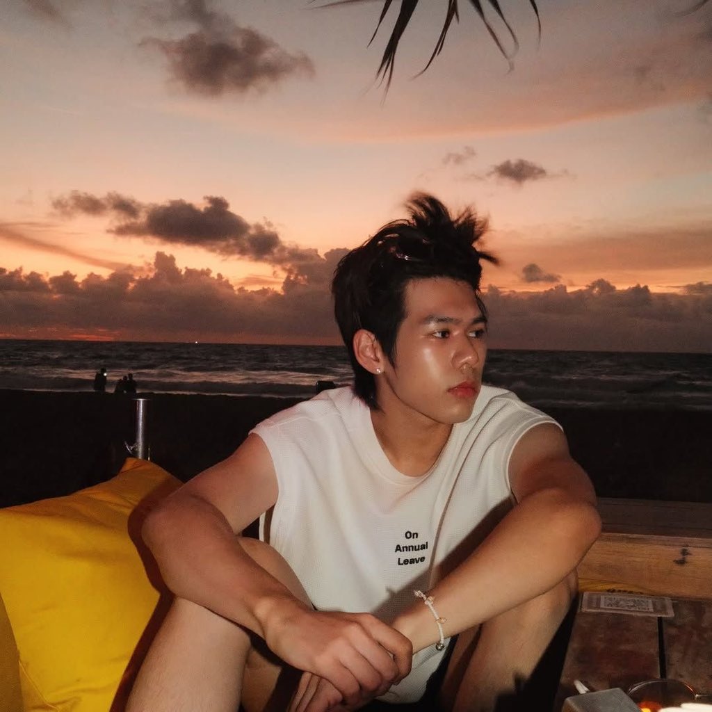 แสงจันทร์กระจ่าง ส่องนำทางสัญจร คิดถึงนางฟ้าอรชรป่านนี้ นางนอนหลับแล้วหรือยัง