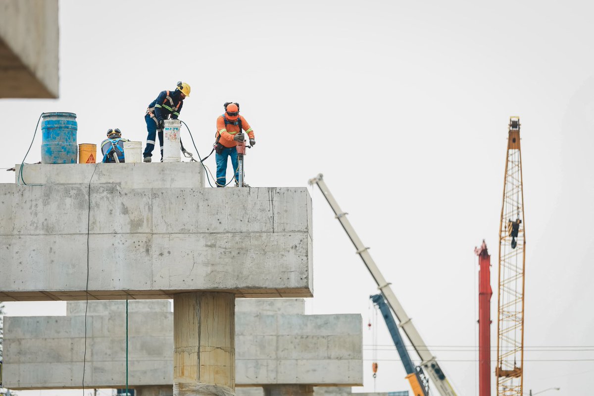 🚧 Una solución vial que ya toma forma

La Alcaldesa (s) @Taticoronelf supervisó el izaje de vigas en la nueva solución vial de Juan Tanca Marengo y Rodrigo Chávez, una obra que ya alcanza el 37% de avance. 

Con esta intervención se construyen pasos elevados que permitirán un
