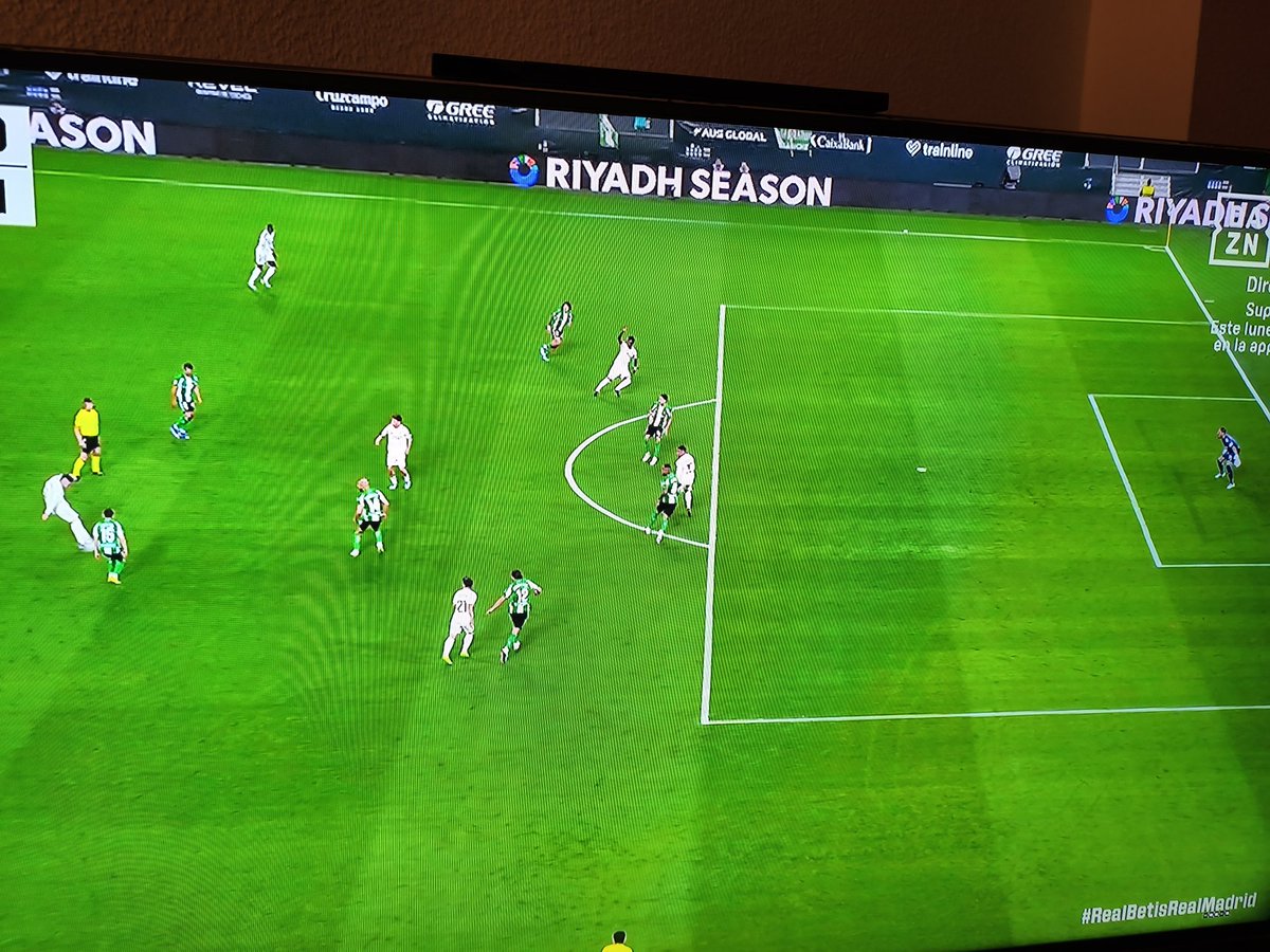 evillarraga's tweet photo. @Zona_Blaugrana Fuera de juego posicional del Madrid en el gol. https://t.co/qYrRxlf75d