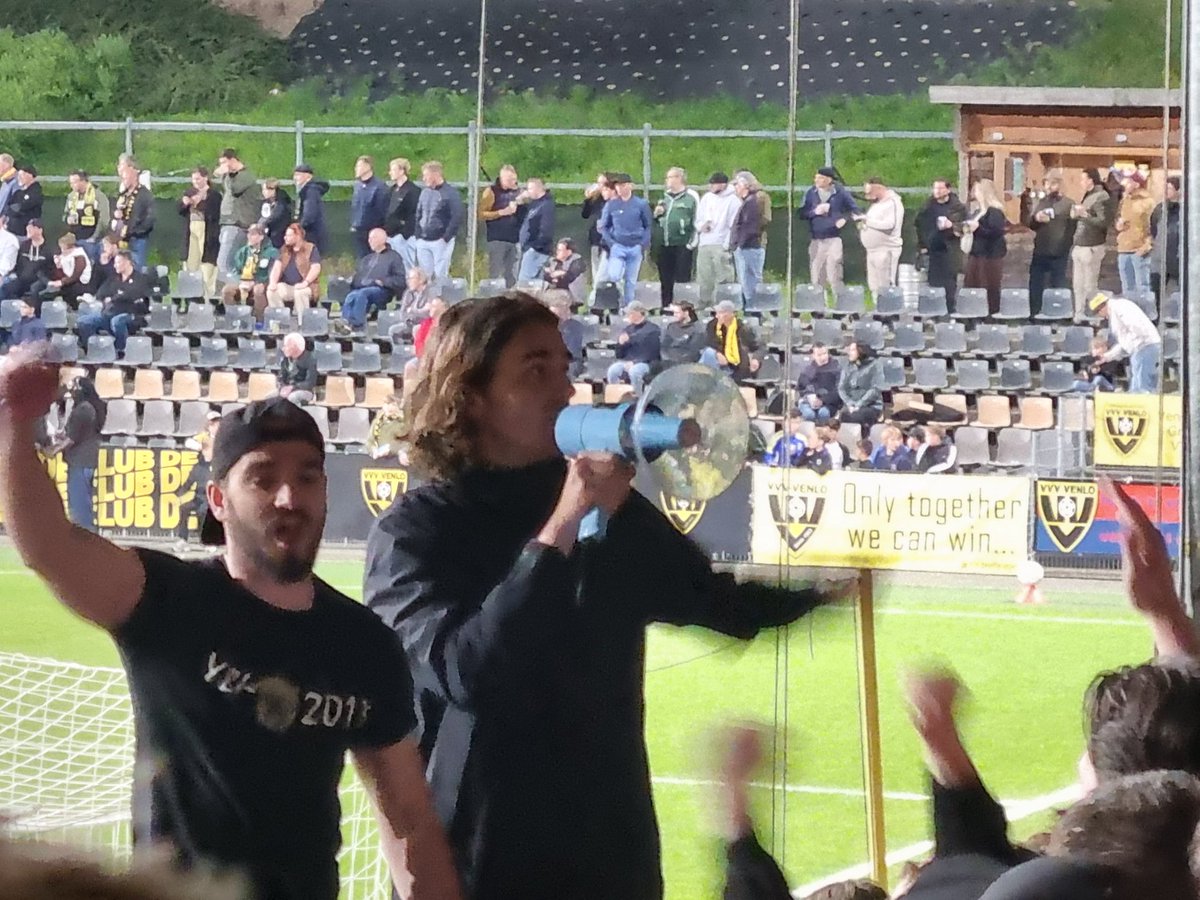 Berdje70's tweet photo. Einde in De Koel. Ondanks de aanmoedigingen van capo Blancquart scoorde VVV niet meer in de 2e helft die in het teken stond van wissels van vertrekkende spelers. Zo sluit VVV het seizoen af met een 3-1 zege en een 13e plaats. Tot volgend seizoen, hopen op betere tijden. #vvvalm https://t.co/Ode2xz5yeQ