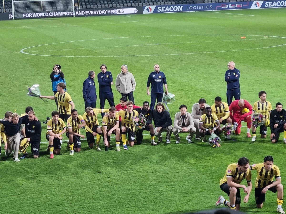 Berdje70's tweet photo. Einde in De Koel. Ondanks de aanmoedigingen van capo Blancquart scoorde VVV niet meer in de 2e helft die in het teken stond van wissels van vertrekkende spelers. Zo sluit VVV het seizoen af met een 3-1 zege en een 13e plaats. Tot volgend seizoen, hopen op betere tijden. #vvvalm https://t.co/Ode2xz5yeQ