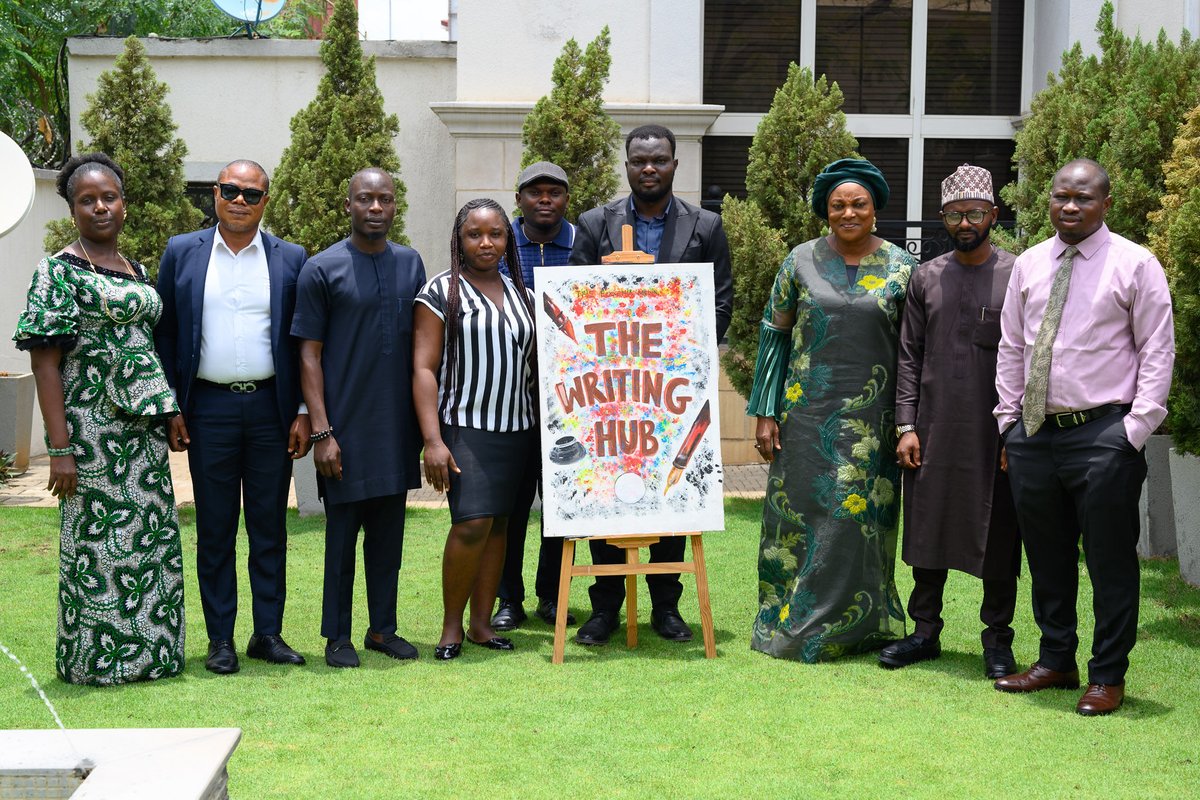 lungu_dogara's tweet image. by Eugenia Abu Media and her team. The session will be described as a learning and networking session because it brought people from different works of life together in one room to learn and network.

#EugeniaAbuMedia #TheWrtingHub  #LearningAndNetworking