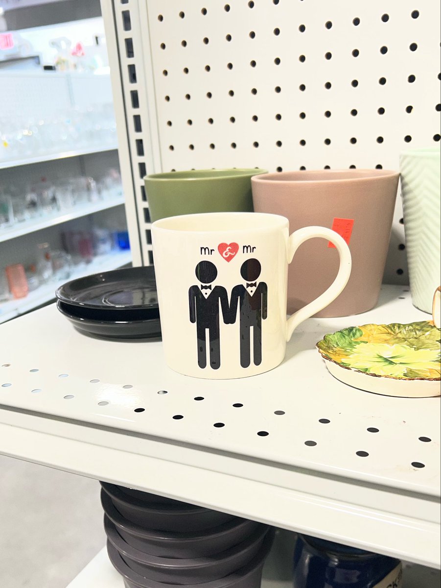 zeppelinmp3's tweet image. this goodwill find… wayne gets it for eddie to show his #support