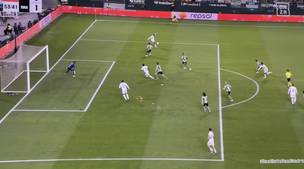 Hay que ser inútil, pero inútil para verte en fuera de juego toda la jugada y no salirte.

Mirad a Vini, a su misma altura y termina la jugada sin estar en fuera de juego

Mbappe juega sin fuera de juego en su cabeza.

Es indefendible. Tener un 9 así es de absoluta coña.