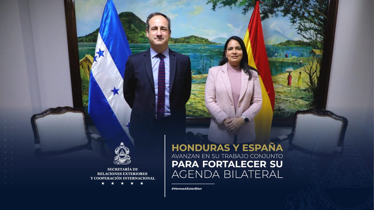 CancilleriaHN's tweet photo. 🇭🇳🇪🇸 𝗛𝗼𝗻𝗱𝘂𝗿𝗮𝘀 𝘆 𝗘𝘀𝗽𝗮ñ𝗮 𝗮𝘃𝗮𝗻𝘇𝗮𝗻 𝗲𝗻 𝘀𝘂 𝘁𝗿𝗮𝗯𝗮𝗷𝗼 𝗰𝗼𝗻𝗷𝘂𝗻𝘁𝗼 𝗽𝗮𝗿𝗮 𝗳𝗼𝗿𝘁𝗮𝗹𝗲𝗰𝗲𝗿 𝘀𝘂 𝗮𝗴𝗲𝗻𝗱𝗮 𝗯𝗶𝗹𝗮𝘁𝗲𝗿𝗮𝗹

La Subsecretaria de Estado para Asuntos de Política Exterior, Pamela Handal Rivera, recibió al Embajador del Reino de España en Honduras, Guillermo Escribano Manzano, 𝗰𝗼𝗻 𝗲𝗹 𝗽𝗿𝗼𝗽ó𝘀𝗶𝘁𝗼 𝗱𝗲 𝗿𝗲𝗮𝗳𝗶𝗿𝗺𝗮𝗿 𝗲𝗹 𝗰𝗼𝗺𝗽𝗿𝗼𝗺𝗶𝘀𝗼 𝗺𝘂𝘁𝘂𝗼 𝗱𝗲 𝗰𝗼𝗻𝘁𝗶𝗻𝘂𝗮𝗿 𝗳𝗼𝗿𝘁𝗮𝗹𝗲𝗰𝗶𝗲𝗻𝗱𝗼 𝗹𝗮𝘀 𝗿𝗲𝗹𝗮𝗰𝗶𝗼𝗻𝗲𝘀 𝗯𝗶𝗹𝗮𝘁𝗲𝗿𝗮𝗹𝗲𝘀 𝗲𝗻𝘁𝗿𝗲 𝗮𝗺𝗯𝗮𝘀 𝗻𝗮𝗰𝗶𝗼𝗻𝗲𝘀.

Durante el encuentro, la Subsecretaria Handal Rivera agradeció al Embajador Escribano Manzano el respaldo de España en la ejecución de proyectos de alto impacto para el país, especialmente en zonas de difícil acceso. Ambas partes coincidieron en que los sólidos vínculos de amistad entre Honduras y España representan una plataforma estratégica para ampliar el comercio y dinamizar la inversión.

En ese contexto, destacaron la necesidad de incrementar la presencia de la inversión española en Honduras, como un elemento clave para impulsar el desarrollo económico y la generación de oportunidades. Asimismo, acordaron celebrar la III Reunión de Consultas Políticas en Honduras, en un corto plazo, con el fin de profundizar el diálogo político y la cooperación bilateral.

Se subrayó además la fortaleza de los lazos históricos y humanos entre ambos países, evidenciada por la significativa presencia de la comunidad hondureña en España, cuyo aporte resulta relevante en la vida económica, social y cultural de ese país.

En el ámbito multilateral, ambas partes hicieron referencia al apoyo recíproco a sus candidaturas en el sistema de Naciones Unidas. Igualmente, coincidieron en la relevancia de impulsar iniciativas conjuntas orientadas a promover el uso y la proyección del idioma español en los organismos internacionales.

Finalmente, abordaron los preparativos y avances hacia la próxima Cumbre Iberoamericana, que se celebrará en noviembre en Madrid, destacando su importancia como espacio para fortalecer la cooperación regional.