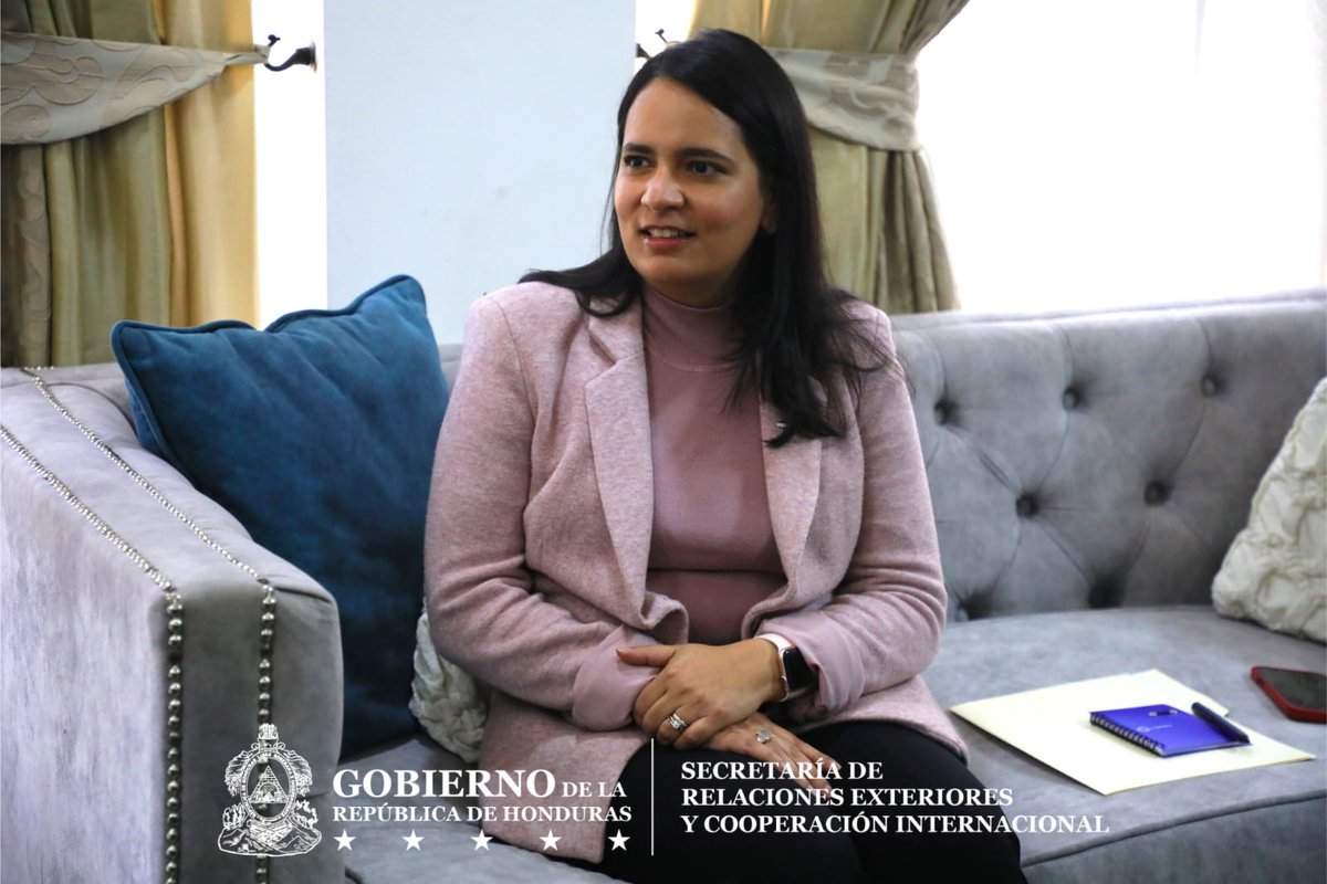CancilleriaHN's tweet photo. 🇭🇳🇪🇸 𝗛𝗼𝗻𝗱𝘂𝗿𝗮𝘀 𝘆 𝗘𝘀𝗽𝗮ñ𝗮 𝗮𝘃𝗮𝗻𝘇𝗮𝗻 𝗲𝗻 𝘀𝘂 𝘁𝗿𝗮𝗯𝗮𝗷𝗼 𝗰𝗼𝗻𝗷𝘂𝗻𝘁𝗼 𝗽𝗮𝗿𝗮 𝗳𝗼𝗿𝘁𝗮𝗹𝗲𝗰𝗲𝗿 𝘀𝘂 𝗮𝗴𝗲𝗻𝗱𝗮 𝗯𝗶𝗹𝗮𝘁𝗲𝗿𝗮𝗹

La Subsecretaria de Estado para Asuntos de Política Exterior, Pamela Handal Rivera, recibió al Embajador del Reino de España en Honduras, Guillermo Escribano Manzano, 𝗰𝗼𝗻 𝗲𝗹 𝗽𝗿𝗼𝗽ó𝘀𝗶𝘁𝗼 𝗱𝗲 𝗿𝗲𝗮𝗳𝗶𝗿𝗺𝗮𝗿 𝗲𝗹 𝗰𝗼𝗺𝗽𝗿𝗼𝗺𝗶𝘀𝗼 𝗺𝘂𝘁𝘂𝗼 𝗱𝗲 𝗰𝗼𝗻𝘁𝗶𝗻𝘂𝗮𝗿 𝗳𝗼𝗿𝘁𝗮𝗹𝗲𝗰𝗶𝗲𝗻𝗱𝗼 𝗹𝗮𝘀 𝗿𝗲𝗹𝗮𝗰𝗶𝗼𝗻𝗲𝘀 𝗯𝗶𝗹𝗮𝘁𝗲𝗿𝗮𝗹𝗲𝘀 𝗲𝗻𝘁𝗿𝗲 𝗮𝗺𝗯𝗮𝘀 𝗻𝗮𝗰𝗶𝗼𝗻𝗲𝘀.

Durante el encuentro, la Subsecretaria Handal Rivera agradeció al Embajador Escribano Manzano el respaldo de España en la ejecución de proyectos de alto impacto para el país, especialmente en zonas de difícil acceso. Ambas partes coincidieron en que los sólidos vínculos de amistad entre Honduras y España representan una plataforma estratégica para ampliar el comercio y dinamizar la inversión.

En ese contexto, destacaron la necesidad de incrementar la presencia de la inversión española en Honduras, como un elemento clave para impulsar el desarrollo económico y la generación de oportunidades. Asimismo, acordaron celebrar la III Reunión de Consultas Políticas en Honduras, en un corto plazo, con el fin de profundizar el diálogo político y la cooperación bilateral.

Se subrayó además la fortaleza de los lazos históricos y humanos entre ambos países, evidenciada por la significativa presencia de la comunidad hondureña en España, cuyo aporte resulta relevante en la vida económica, social y cultural de ese país.

En el ámbito multilateral, ambas partes hicieron referencia al apoyo recíproco a sus candidaturas en el sistema de Naciones Unidas. Igualmente, coincidieron en la relevancia de impulsar iniciativas conjuntas orientadas a promover el uso y la proyección del idioma español en los organismos internacionales.

Finalmente, abordaron los preparativos y avances hacia la próxima Cumbre Iberoamericana, que se celebrará en noviembre en Madrid, destacando su importancia como espacio para fortalecer la cooperación regional.