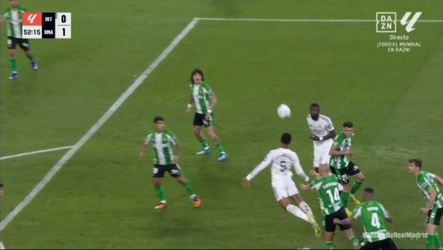 MrAsubio's tweet image. #Betis #Madrid

👐🏻 Balón aéreo hacia área bética donde el balón cae a la zona de Bellingham y Amrabat y donde vemos al marroquí empujando con los dos brazos y en el aire al inglés.

📌 ES PENAL.

👮🏻‍♂️:❌️
📺:❌️

▪️Para mí es penal al haber intensidad suficiente en lo que hace...