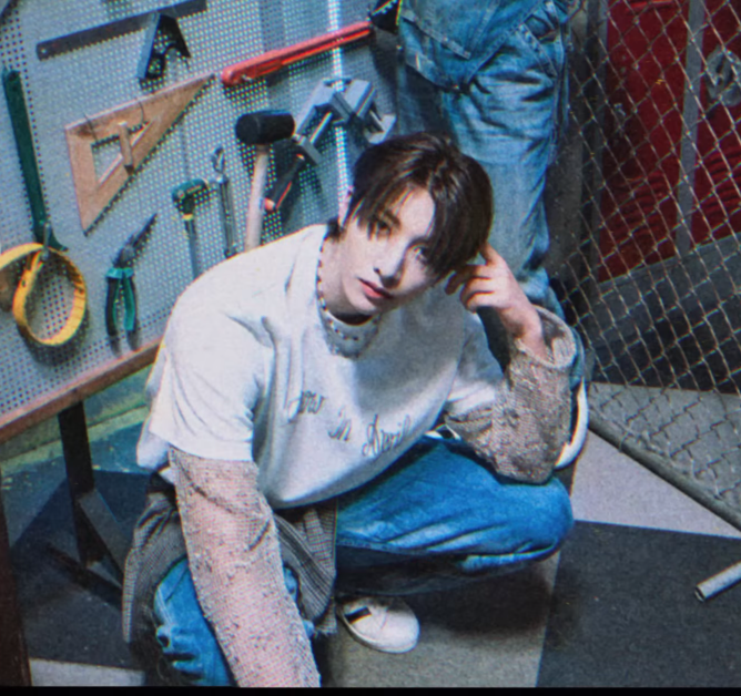 Keep On Moving M/V (continued)

please put Yu in a skirt I'm begging. This look gets it's whole different post....please put him in this outfit again

youtu.be/DLKgKmc0Qlk?li…