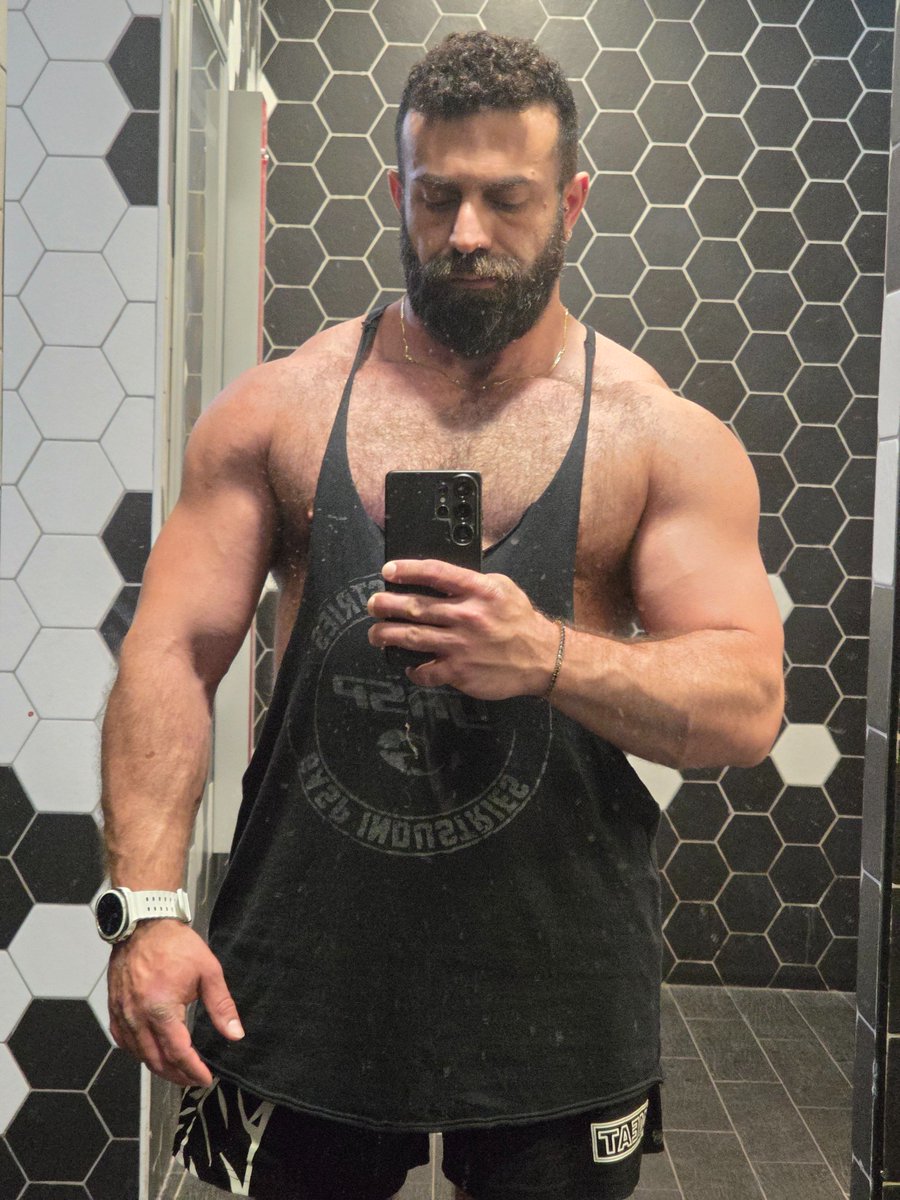 GuyMotola's tweet image. It's a trap(#shouldersDay)
#gym #Shoulders #bodybuilding