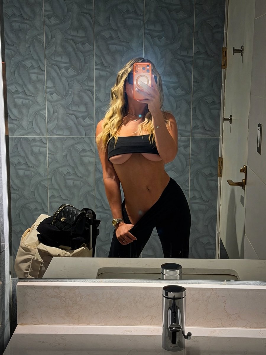 Mia Maxwell tweet media