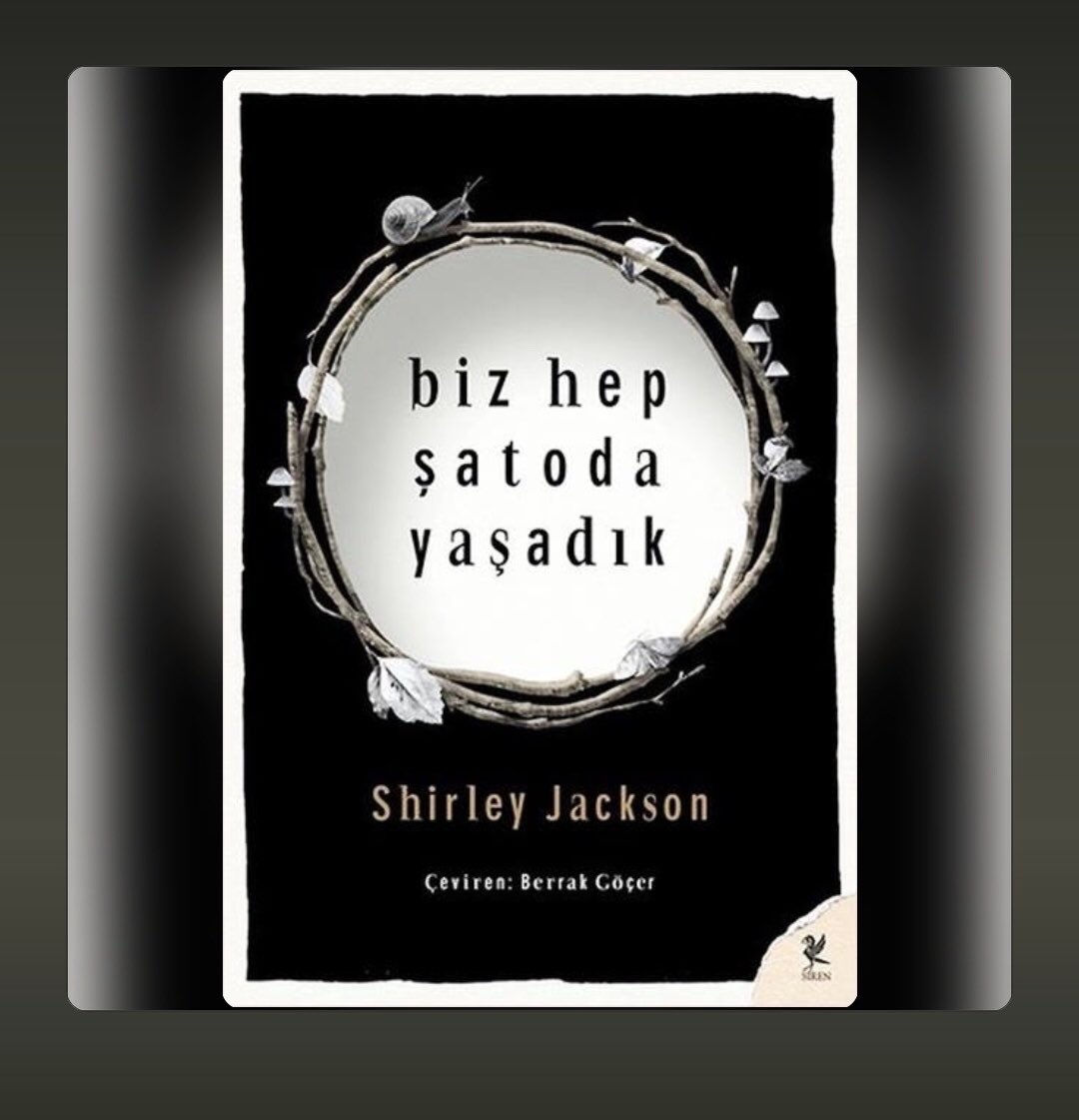 oxmbull's tweet photo. Shirley Jackson’ın iki kitabını dinledim.
Tepedeki Ev, yazarın betimlemeleri ve hafif gizim-merak unsuruyla ilerliyor ancak bence gereksiz uzun haliyle sıkıcı geldi.Ama sonundaki bir iki kelimeyle buruk mest etti. Yazarın kalemi güçlü🙌🏻 Biz Hep Şatoda Yaşadık, daha hareketli, https://t.co/COOpMm6ZeG