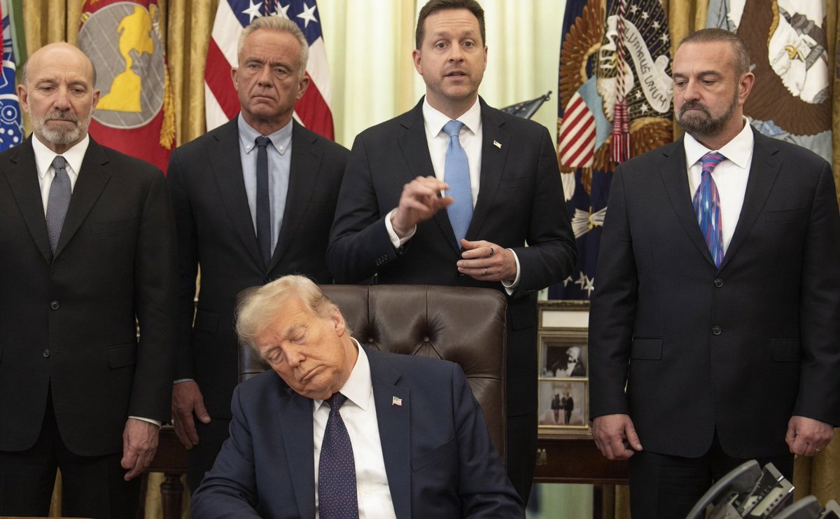 siriomerenda's tweet image. quando mi chiederanno un'immagine che descriva questi anni sconnessi e schizofrenici farò vedere questa...
#Trump #Biden #Usa #SleepyJoe
