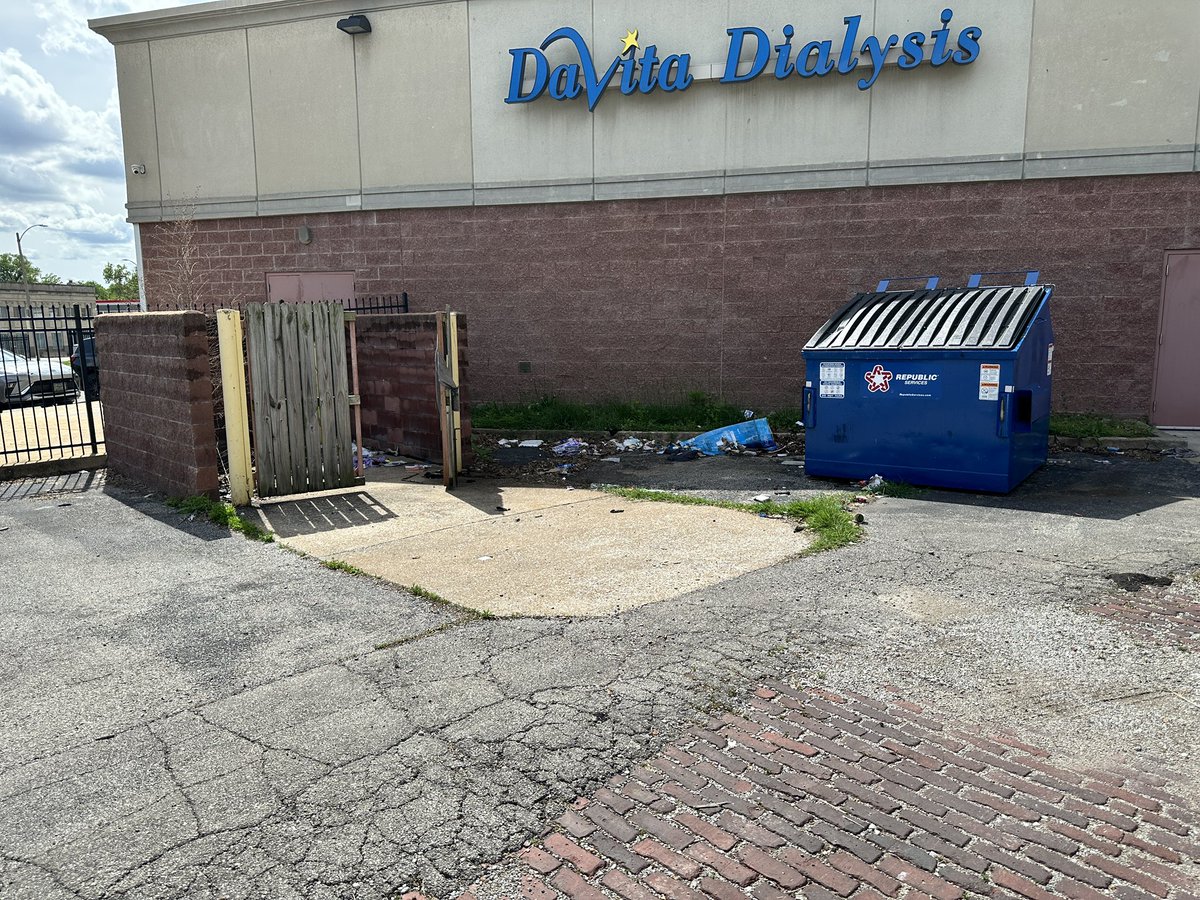 ExpTagsSTL's tweet photo. @stlcsb This the area behind DaVita dialysis at 3740 S. Jefferson.  This mess has been going on for months. Please get them to clean it up. https://t.co/SfBuYp9ttp