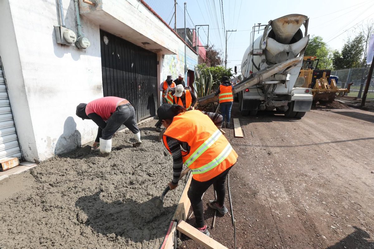 EfectoComunica2's tweet image. 📌#Capital. Como parte del programa integral de mantenimiento #CallesAl100 que impulsa el @PueblaAyto, el alcalde, @pepechedrauimx, supervisó trabajos de rehabilitación vial en c. Ejido de la Junta Auxiliar de San Baltazar Campeche.
#Beneficio ➕️25mil

📎efecocomunicacion.com/supervisa-pepe…