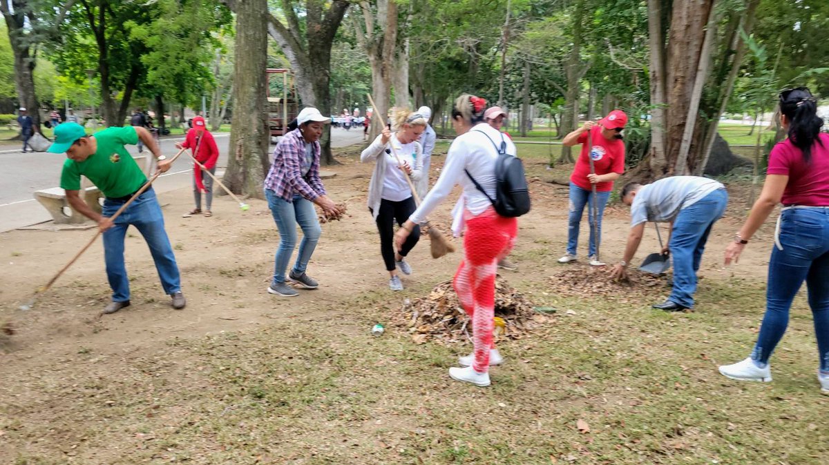 En #Camaguey donde #LaPatriaSeDefine los trabajadores Agramontinos protagonizaron un día de cambio de labor  para limpiar y embellecer nuestra Ciudad. ¿Que se puede entre todos?  claro que se puede. Viva el Primero de Mayo.