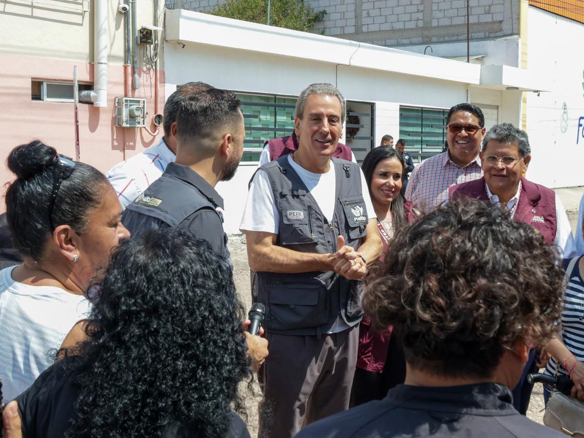 EfectoComunica2's tweet image. 📌#Capital. Como parte del programa integral de mantenimiento #CallesAl100 que impulsa el @PueblaAyto, el alcalde, @pepechedrauimx, supervisó trabajos de rehabilitación vial en c. Ejido de la Junta Auxiliar de San Baltazar Campeche.
#Beneficio ➕️25mil

📎efecocomunicacion.com/supervisa-pepe…