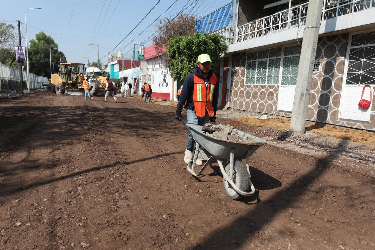 EfectoComunica2's tweet image. 📌#Capital. Como parte del programa integral de mantenimiento #CallesAl100 que impulsa el @PueblaAyto, el alcalde, @pepechedrauimx, supervisó trabajos de rehabilitación vial en c. Ejido de la Junta Auxiliar de San Baltazar Campeche.
#Beneficio ➕️25mil

📎efecocomunicacion.com/supervisa-pepe…