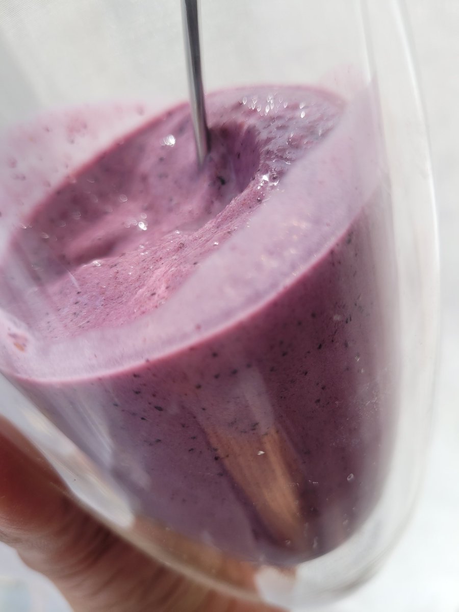 cellswordrin's tweet image. Yay! The FRUIT SMOOTHIE is done! Crushing the ice and adding it halfway with a little bit of milk made it so thick and fluffy! Mmm! So great! ❄️💜
🥤 CHEERS!
#Foodies #Drinking #lunchtime #TorontoEats #GoodAfternoon #GoodVibes #StayPositive #BeBright #HaveABrightDay ꉂ🌻