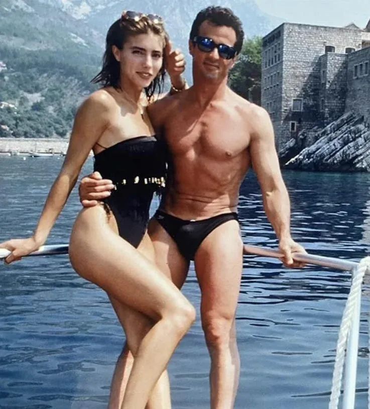 CinePensar's tweet image. Qué pinta! Sylvester Stallone con su Jennifer Flavin en los 90.
#cine