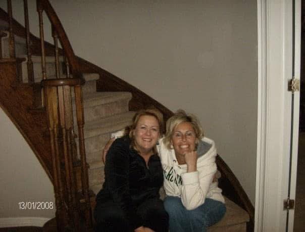 LinandDaisy's tweet image. We are wishing my Auntie Michelle (Mom’s BFF) a Happy Heavenly Birthday 🪽❤️. Mom always brings her favourite flowers to her on her birthday. She misses her so much 🥲.
#dogsoftwitter
#dogsofX