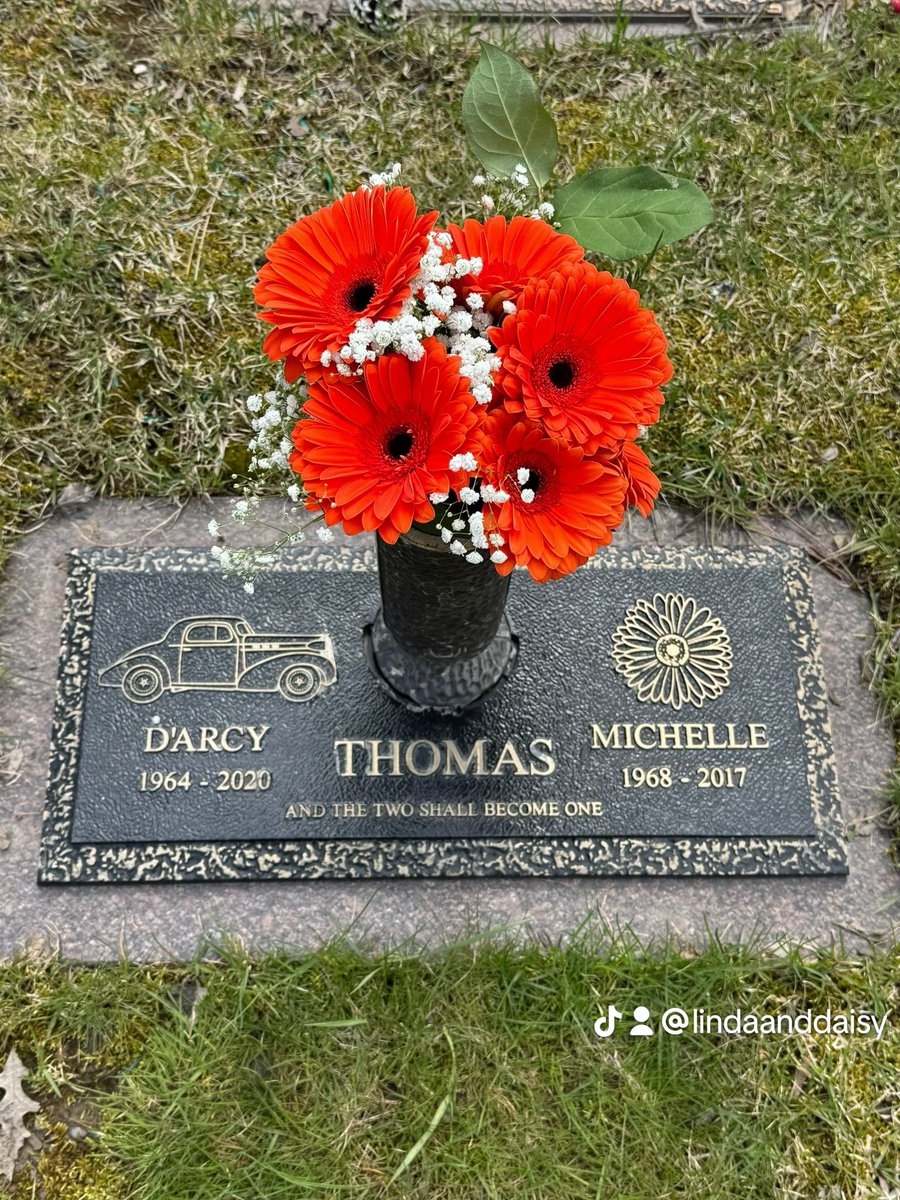 LinandDaisy's tweet image. We are wishing my Auntie Michelle (Mom’s BFF) a Happy Heavenly Birthday 🪽❤️. Mom always brings her favourite flowers to her on her birthday. She misses her so much 🥲.
#dogsoftwitter
#dogsofX