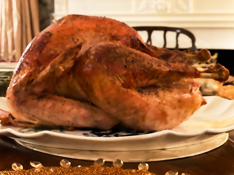 SemihCanAr25938's tweet image. [Celebrate the holiday with our limited-edition Festive Feast Platter!  Grilled turkey, honey-glazed ham, cranberry stuffing u0026 spiced apple pie—all in one shareable dish. Grab yours before it’s gone!  #HolidayEats #LimitedTimeOffer]，