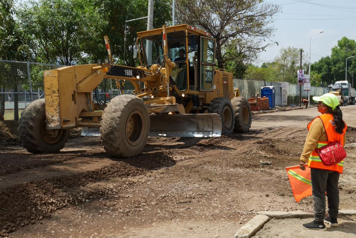 noticiasefecto's tweet image. 📌#Capital. Como parte del programa integral de mantenimiento #CallesAl100 que impulsa el @PueblaAyto, el alcalde, @pepechedrauimx, supervisó trabajos de rehabilitación vial en c. Ejido de la Junta Auxiliar de San Baltazar Campeche.
#Beneficio ➕️25mil

📎efecocomunicacion.com/supervisa-pepe…