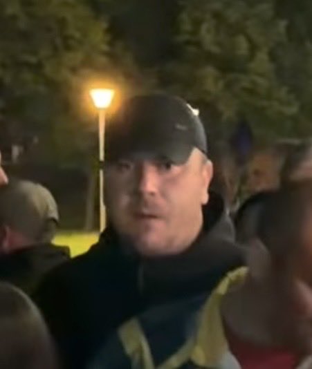 Zablokadu's tweet photo. Za nadležne: evo slika batinaša koji koristi suzavac nad ljudima. Da ne bude da ga niste videli. https://t.co/TRJYUp0E7u