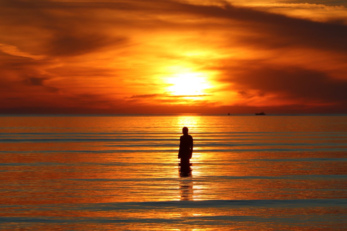 snapandgo222's tweet image. Very calm on the river tonight and pleasantly warm still, just gets better #sunsets #seascapes #people #silhouettes @GranadaReports @StormHour #weather