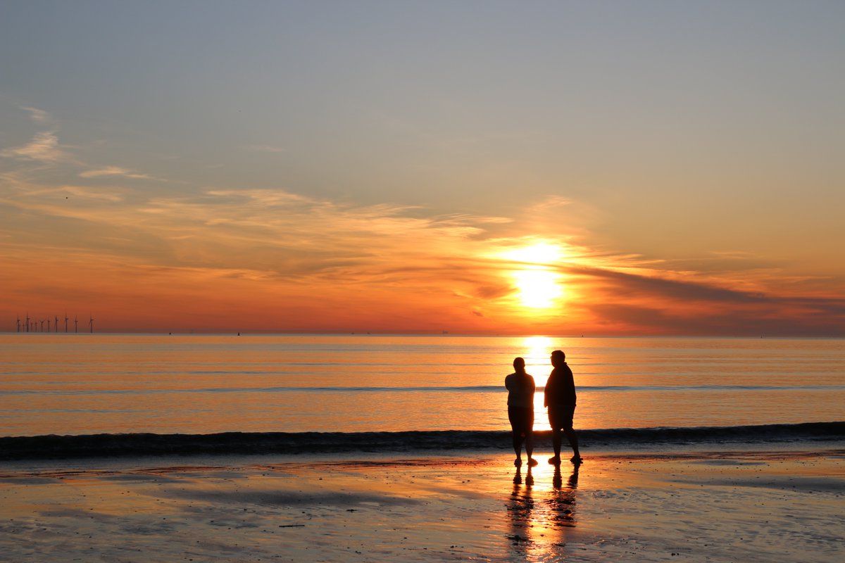 snapandgo222's tweet image. Very calm on the river tonight and pleasantly warm still, just gets better #sunsets #seascapes #people #silhouettes @GranadaReports @StormHour #weather