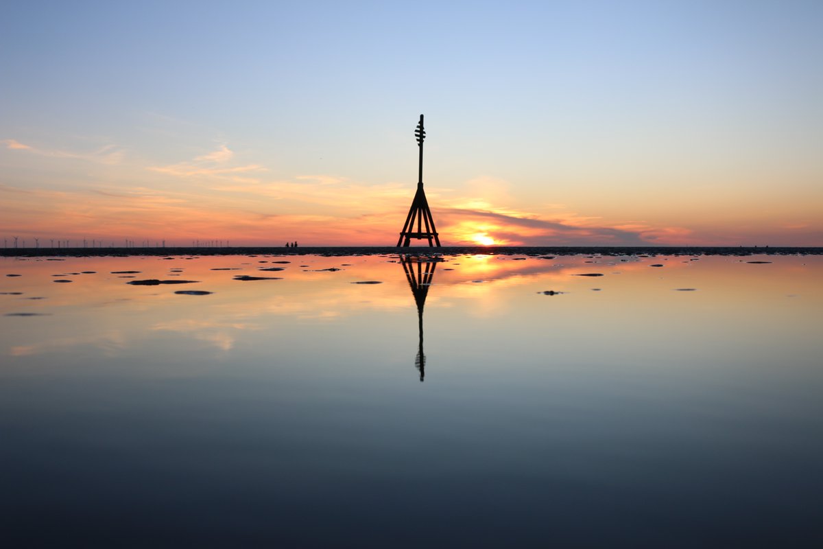 snapandgo222's tweet image. Very calm on the river tonight and pleasantly warm still, just gets better #sunsets #seascapes #people #silhouettes @GranadaReports @StormHour #weather