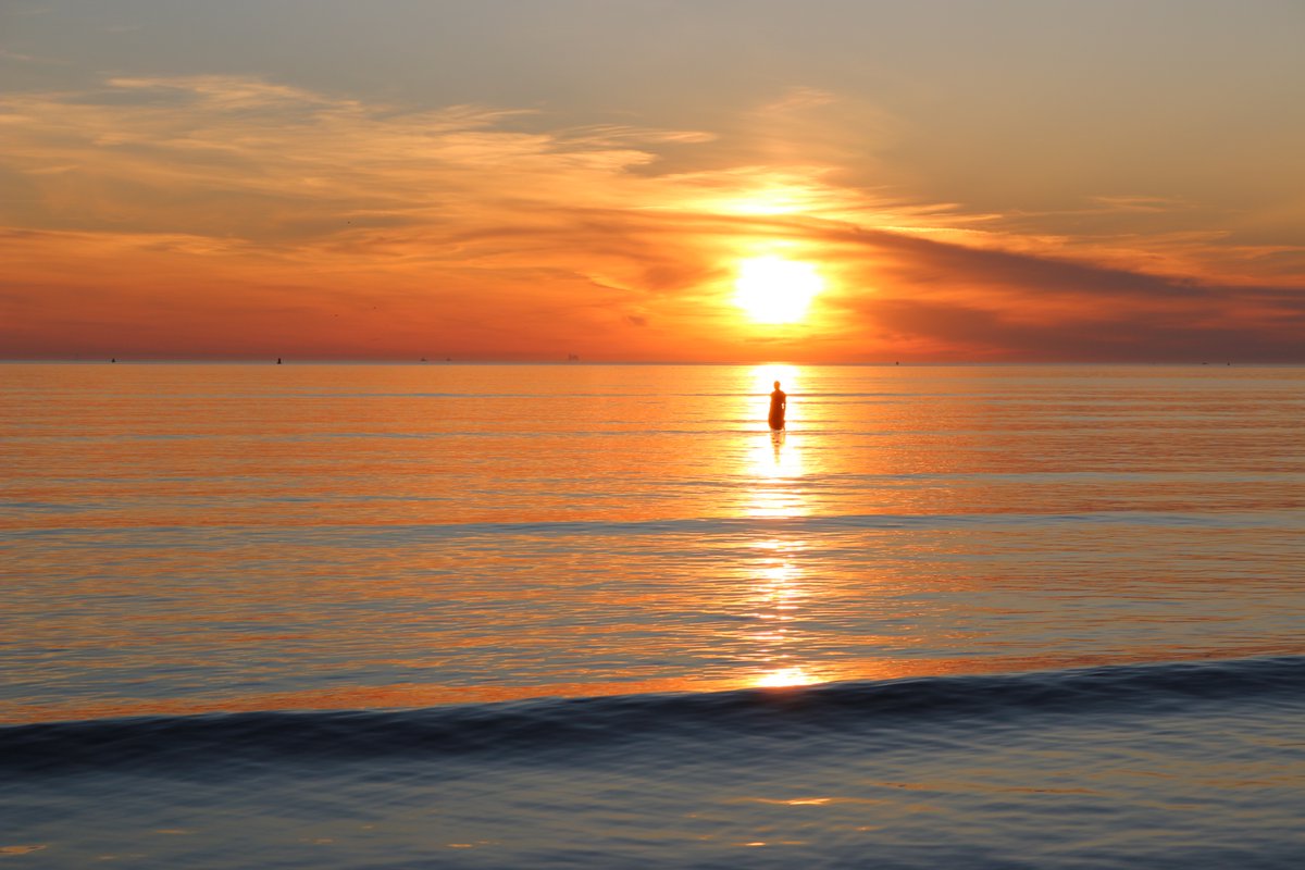 snapandgo222's tweet image. Very calm on the river tonight and pleasantly warm still, just gets better #sunsets #seascapes #people #silhouettes @GranadaReports @StormHour #weather