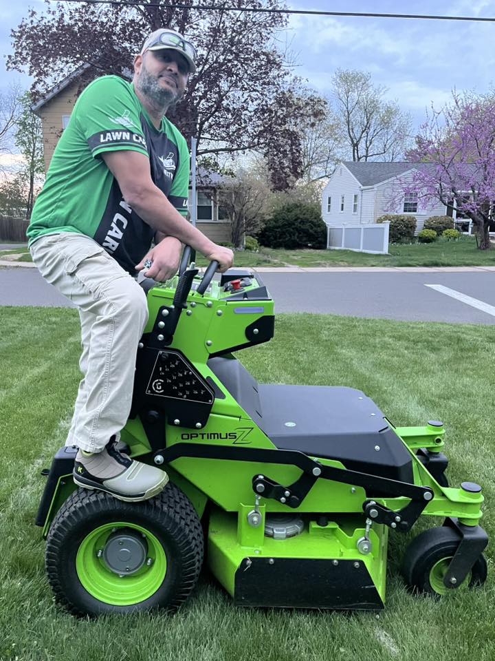 KujoYardwear's tweet image. Looking sharp on the Greenworks Stand-On Zero-Turn Mower in the Kujo Jax GreenWerks Landscaping LLC! Thank you for choosing Kujo. Here’s to a great season ahead! 🤝

📷 GreenWorks Landscaping LLC
@greenworkstools 
#lawncare #zeroturnmower #kujoyardwear #mowing