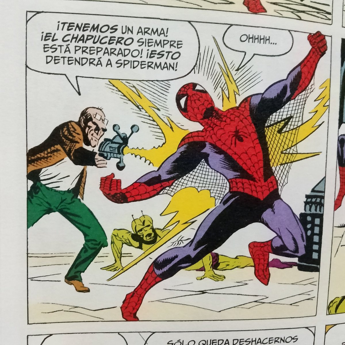 serllpez's tweet photo. Amazing Spider-Man #2, donde Peter Parker empieza a ganarse la vida vendiendo fotos de Spider-Man a J. Jonah Jameson, mientras el Buitre siembra el caos desde los cielos; además, también tenemos la aparición del Chapucero, un villano menor pero curioso. #amazingspiderman https://t.co/hrpwiqm8CI