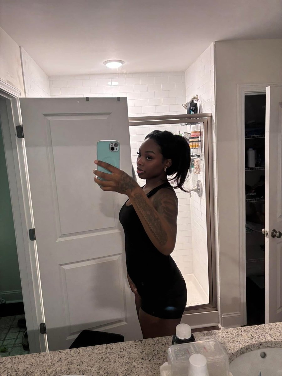 avacarter_'s tweet photo. me being cute knowing my kids loading chaos 😂 https://t.co/E2uhyyE3PO