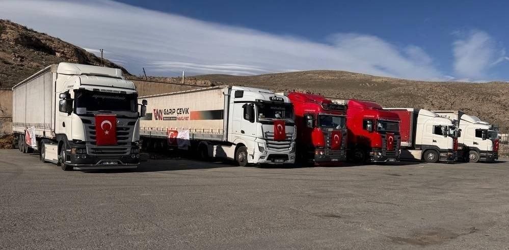 Intdepircs's tweet image. Razieh Alishavandi USG for International Affairs and #IHL of Iranian Red Crescent Society:  
A humanitarian shipment from Türkiye including medical supplies and serum carried by 16 trucks through the Bazargan border  has arrived in #Iran.