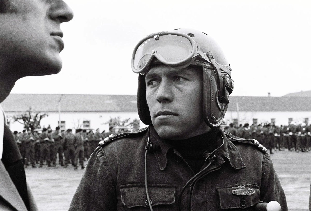 "Meus senhores, como todos sabem, há diversas modalidades de Estado. Os estados socialistas, os estados capitalistas e o estado a que chegámos. Ora, nesta noite solene, vamos acabar com o estado a que chegámos!"

Capitão, Salgueiro Maia

25 de Abril, Sempre!