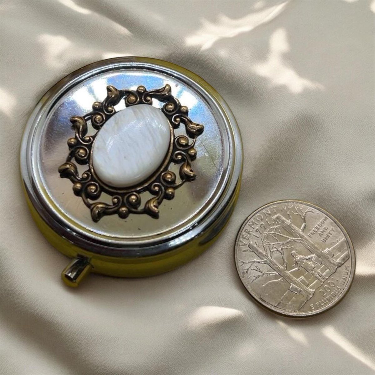 Witschy's tweet image. Mother of Pearl pill box. witchywoman.etsy.com/listing/189223… #shop #shopping #shopsmall #onlineshopping #jewelry #SupportSmallBusiness #etsyfind #gift #giftideas #mothersdaygift #pillbox #giftforher #giftformom #giftidea