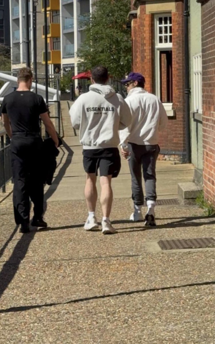 THEHLWORLD's tweet image. Harry with Tommy and Tom in Bedford today
©️ owner 
( April 24, 2026)
#hatrystyles #hs