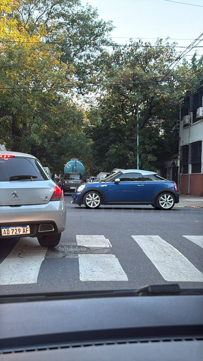 lausantos77's tweet photo. Devoto: calle Joaquín v González 5000
Camión cerró el tránsito vaya a saber por qué y arréglate! @AtransitoB @iMrJhonbtc @AlertasTransito https://t.co/BvtGORLe3x