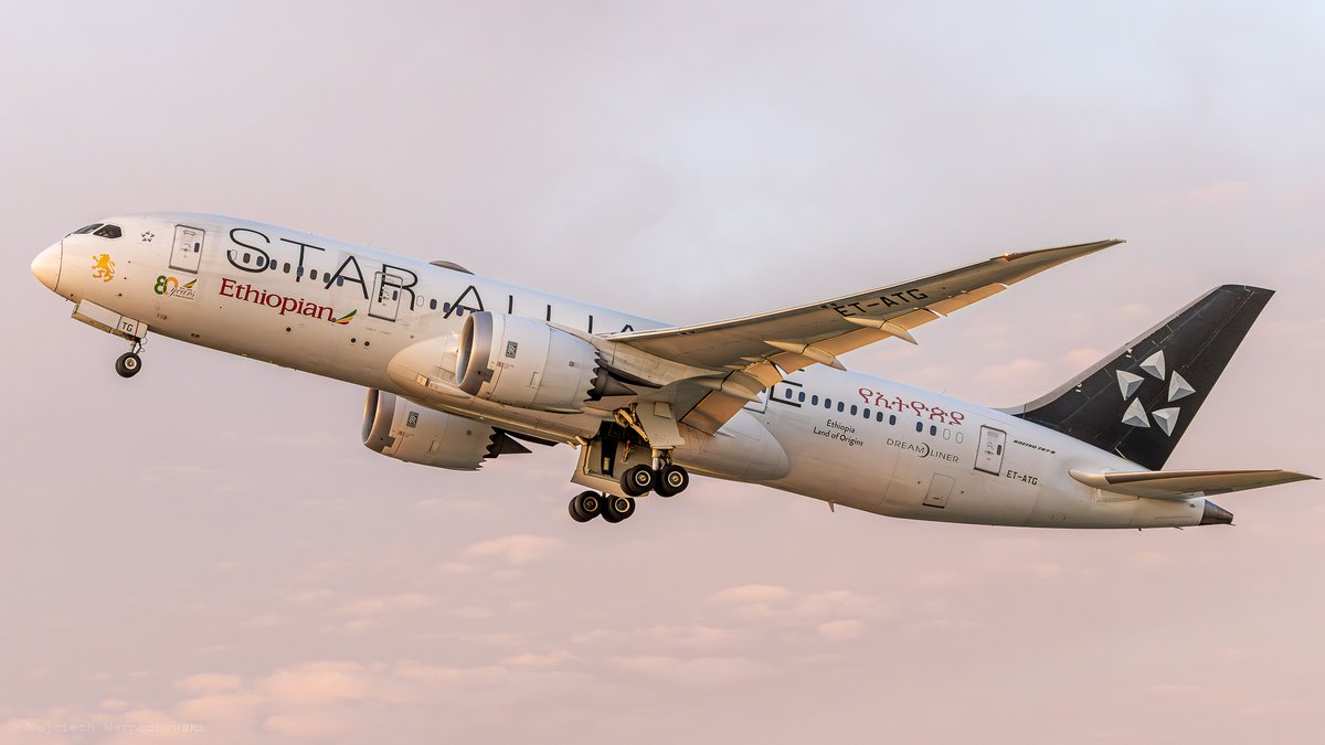 Woit_1900's tweet image. "...Niebo jakby malował je Monet..." śpiewa Kaśka Sochacka a po tym niebie pławi się @flyethiopian #B787 w malowaniu @staralliance 
@PBondaryk podpowiada, że to przedstawiciel tzw. Terrible Teens 😱- warto sobie poczytać o nich🧐
#planespotting #Woitfoci @ChopinAirport