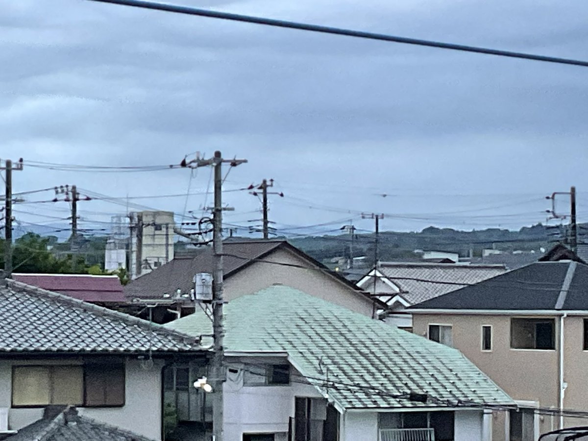 katsudayo1023's tweet image. おはようございます😊
今朝は曇り空
今日は日差しが届いて昼間は過ごしやすい体感に
朝晩との体感差が大きくなるので服装で上手に調節して
明日は天気下り坂なので日差しの有効活用を
僕は実家の畑手伝ってきます
皆さん今日も一日頑張りましょう⤴️💪
＃日の出
＃鉄塔
＃赤城山
＃榛名山
＃浅間山