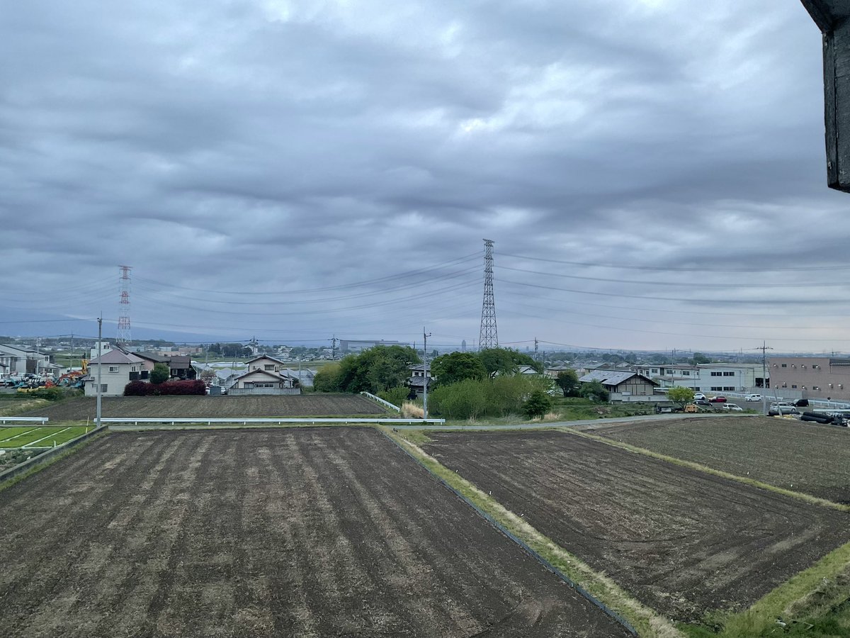 katsudayo1023's tweet image. おはようございます😊
今朝は曇り空
今日は日差しが届いて昼間は過ごしやすい体感に
朝晩との体感差が大きくなるので服装で上手に調節して
明日は天気下り坂なので日差しの有効活用を
僕は実家の畑手伝ってきます
皆さん今日も一日頑張りましょう⤴️💪
＃日の出
＃鉄塔
＃赤城山
＃榛名山
＃浅間山