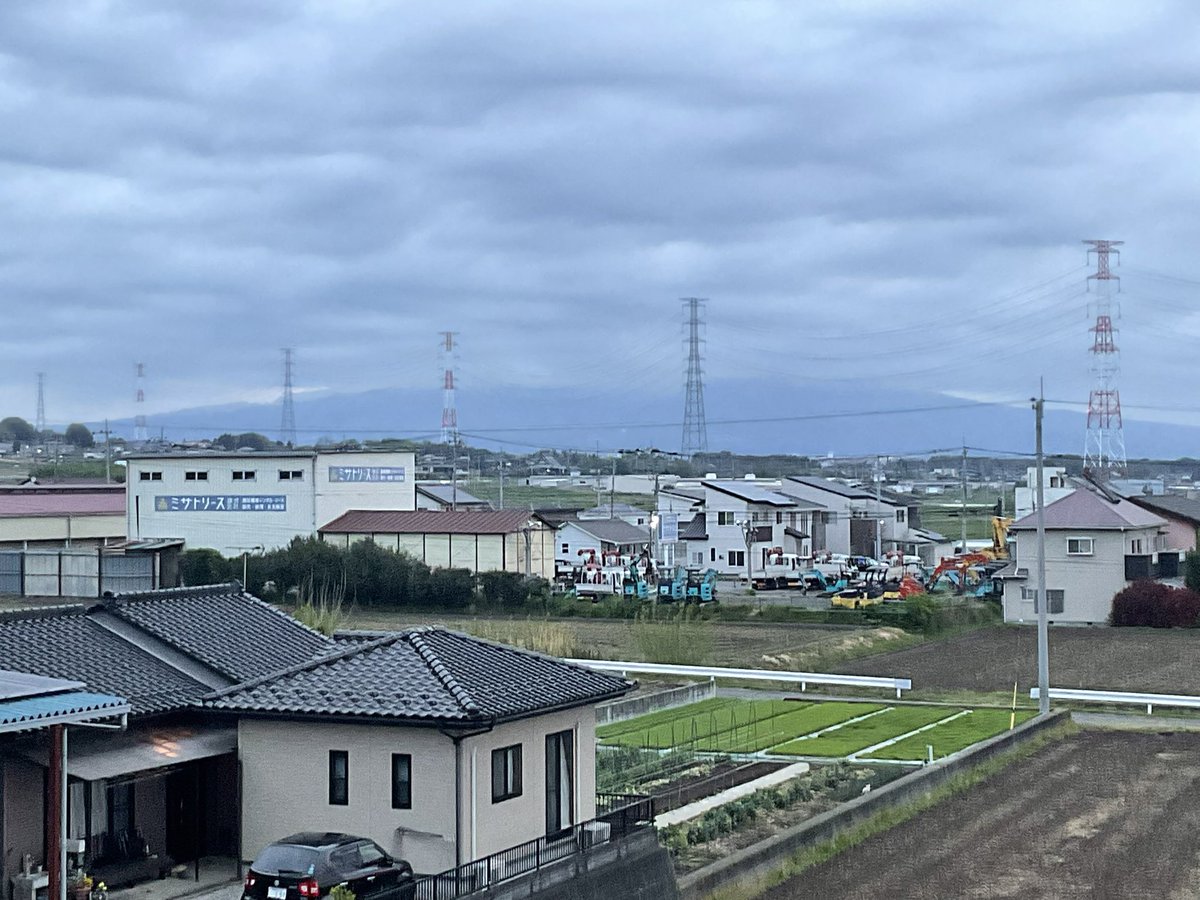 katsudayo1023's tweet image. おはようございます😊
今朝は曇り空
今日は日差しが届いて昼間は過ごしやすい体感に
朝晩との体感差が大きくなるので服装で上手に調節して
明日は天気下り坂なので日差しの有効活用を
僕は実家の畑手伝ってきます
皆さん今日も一日頑張りましょう⤴️💪
＃日の出
＃鉄塔
＃赤城山
＃榛名山
＃浅間山