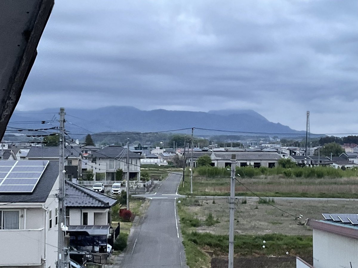 katsudayo1023's tweet image. おはようございます😊
今朝は曇り空
今日は日差しが届いて昼間は過ごしやすい体感に
朝晩との体感差が大きくなるので服装で上手に調節して
明日は天気下り坂なので日差しの有効活用を
僕は実家の畑手伝ってきます
皆さん今日も一日頑張りましょう⤴️💪
＃日の出
＃鉄塔
＃赤城山
＃榛名山
＃浅間山